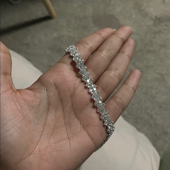 Elegant Silver Rhinestone Necklace - Picture 2 of 3